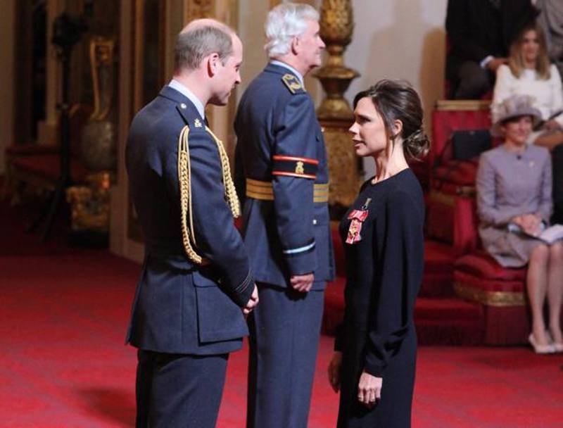 Victoria Beckham, la ex Spice Girl moglie di David,  stata insignita della medaglia dell’Ordine dell’Impero Britannico per il suo lavoro nella moda